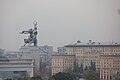 Rusya Fuar Merkezi'nden heykele bakış