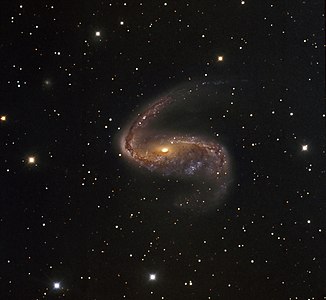 Uçanbalık takımyıldızındaki NGC 2442 gökadası, dünya'dan 50 milyon ışık yılı uzakta bulunan bir ara sarmal gökadadır. 1834 yılında keşfedilmiştir.(Üreten:ESO)