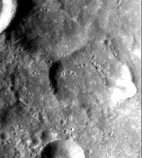 Снимок зонда Lunar Reconnaissance Orbiter. Кратер Крейкен немного правее центра снимка.
