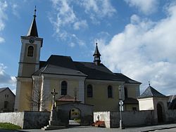 Farní kostel svatého Petra a Pavla v Novém Hrádku.