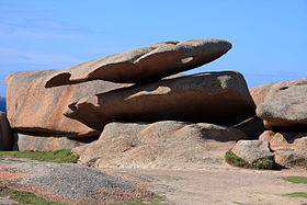 La « palette du peintre » et sa vasque percée (microforme la plus répandue sur les rochers granitiques)[1] résultent d'une sculpture par l'érosion au sein de diaclases subhorizontales.