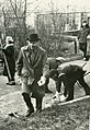 Personnel de l'institut d'histoire du parti lors de travaux d'un soubbotnik communiste, en Estonie dans les années 1970.