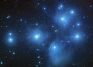 Les Pléiades sont un amas ouvert d’étoiles jeunes situées dans la constellation du Taureau.
