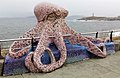 Homenaxe ao polbo no paseo marítimo da Coruña.