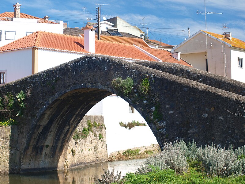 Ficheiro:Ponte antiga de Cheleiros.JPG