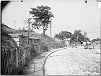 Le boulevard Brune vers 1910, avec son passage à niveau.