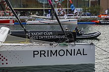 La coque central et l'avant du flotteur gauche de Primonial vu dans le port du Havre