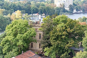 Blick von der Peterstirn über die Historisierende Burganlage von 1874 zum Main und zu den Wehranlagen (Stadtpark)