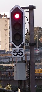 Signalisation lumineuse et panneau d'indication de vitesse utilisés sur les sections du métro léger.