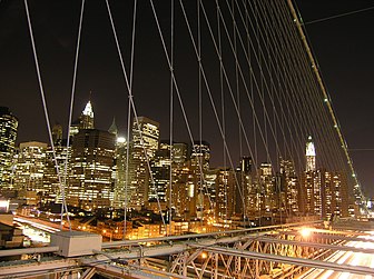Une sky line de Lower Manhattan vue depuis le pont de Brooklyn à New York (États-Unis). (définition réelle 2 280 × 1 712)