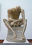 Wilhelm Lehmbruck: Der Gebeugte - Sitzender Trauernder / Den böjde - sittande i sorg (1917), gips, 105 cm hög. Beslagtagen 8 juli 1937 på Kunsthalle Mannheim. Visad på EK samma månad. Köptes därefter ur en värdedepå av konsthandlaren Karl Buchholz och fördes till New York 1939. Tillhör National Gallery of Art i Washington, D.C. sedan 1974 (2018).