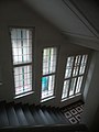 Schodiště s vitrážemi v interiéru radnice