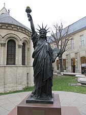 Statyn utanför Arts-et-Métiers (1878).