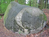 Der Granodiorit-Fels Stennen Ros in Form eines liegenden Pferdes am Osthang des Kreuz-Berges (zwischen Hemsbach und Balzenbach) ist bereits 805 in einer Urkunde aus der Karolingerzeit als Grenzmarke erwähnt.