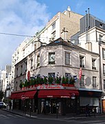 Tabac au croisement avec la rue Saint-Charles.