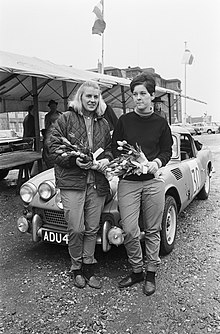 Photo de Val Pirie et Susan Reeves, portant des bouquets de tulipes, debout devant ADU 467B