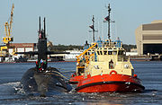 Robotubåten USS Rhode Island (SSBN-740) med bogserbåtar vid Naval Submarine Base Kings Bay i januari 2008.