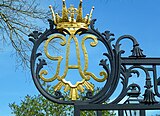 Slottsgrindens "GAL" står för Gustaf VI Adolf och Louise Mountbatten
