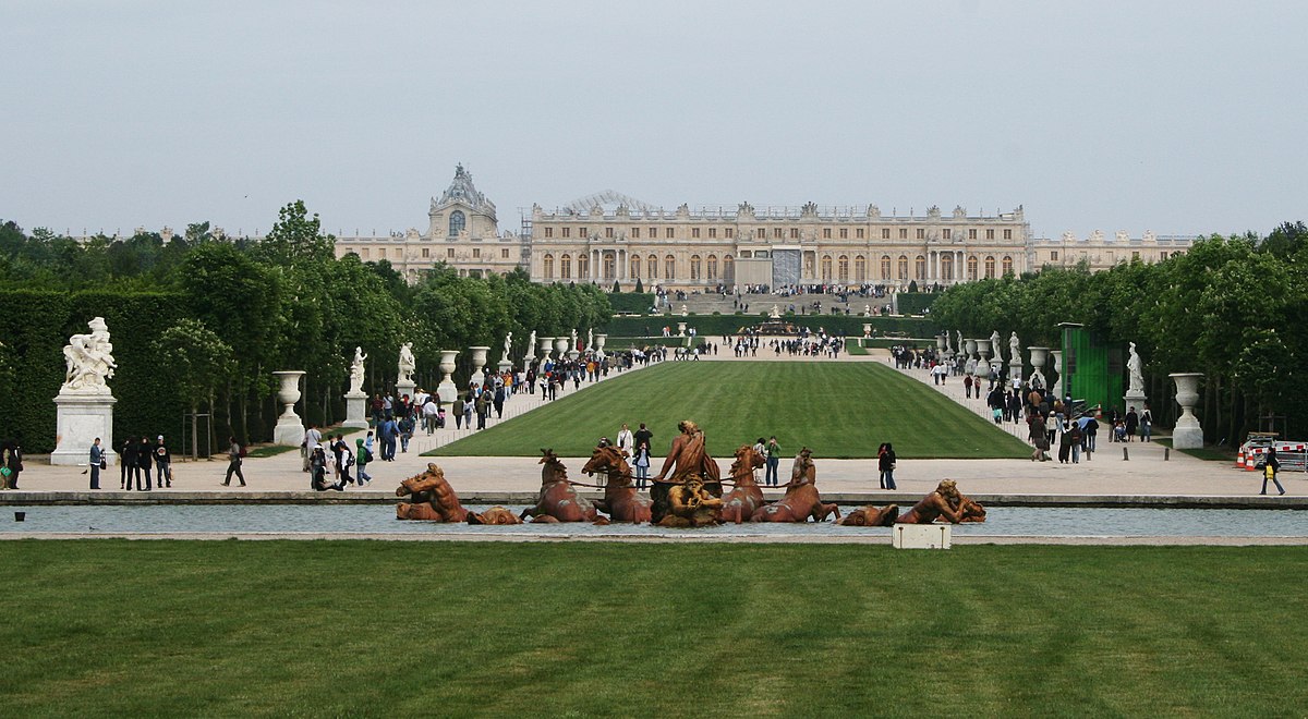 Jardín de Versalles con el Palacio al fondo