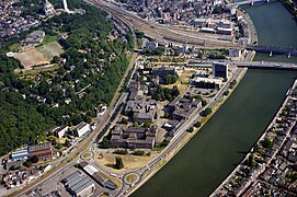 Vue aérienne montrant le pont du pays de Liège et l'entrée du tunnel de Cointe