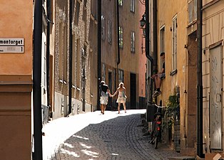 Baggensgatan söderut med Andromeda 10 till höger.