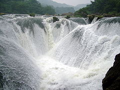 In der Nähe befindlicher Yinlianzhuitan-Wasserfall (銀鏈墜潭瀑布).