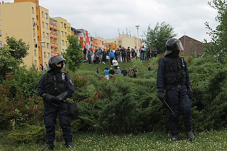 Policie přehradila prostor mezi oběma skupinami