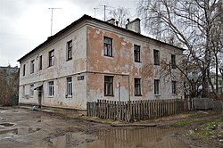 Двухэтажный жилой дом конца 1950-х - начала 1960-х годов: улица Карбышева, 30 (апрель 2021)