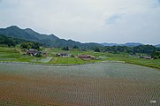 庄原市比和川の支流にある三河内盆地。鉄穴流し跡を水田化したもの[73]。