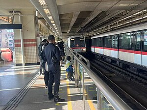 2024年3月9日，110号车驶入共康路站下行站台，142号车停靠在该站上行站台。