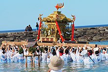 京都府京丹後市網野町で行われる浅茂川水無月祭りの海上渡御