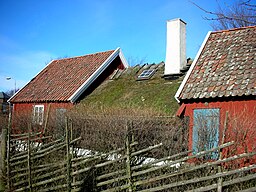 Bålastugan, en ryggåsstuga med häbbarshus, uppfördes i slutet av 1700-talet vid Kulsegård i Särdals by, Harplinge. Byggnaden flyttades på 1870-talet till Varberg där den är museum.