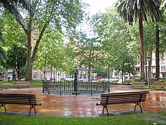 Estanque presidido por una estatua femenina