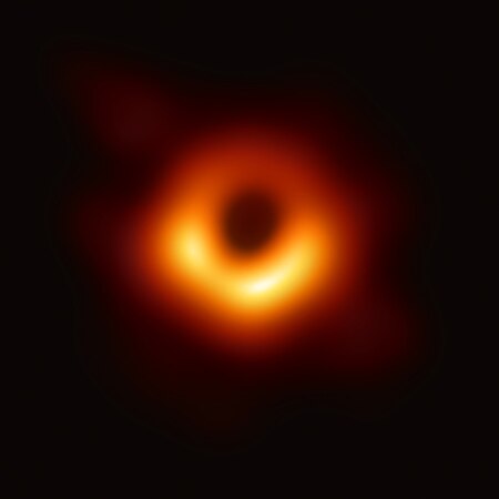 Shimo jeusi Picha ya shimo jeusi kwenye kitovu cha Messier 87 (picha iliyounganishwa kutoka vipimo vingi) (Event Horizon Telescope © CC BY-SA 4.0)