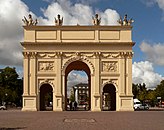 Brandenburgin portti, Gontardin suunnittelema puoli kaupunkiin päin. Toisen puolen on suunnitellut Georg Christian Unger.