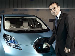English: Nissan CEO Carlos Ghosn charges a Nis...