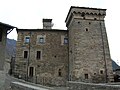 Die Westfassade der Burg am Ortseingang