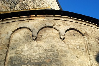 Arcatures de la Chapelle Notre-Dame du Roux.