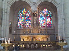 Capilla dedicada a San Nicolás situada en la nave sur. la vidriera del extremo izquierdo representa a Jean de Joinville, senescal de san Luis. Por encima, una representación del brazo relicario que contiene la falange de san Nicolás.