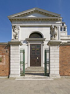 L'église Nome di Gesù ou Santa Chiara.