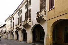 Portici verso la Porta Santa Lucia