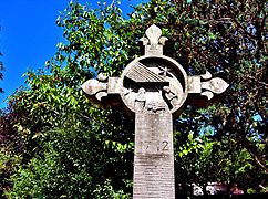 Autre croix ancienne, devant le cimetière