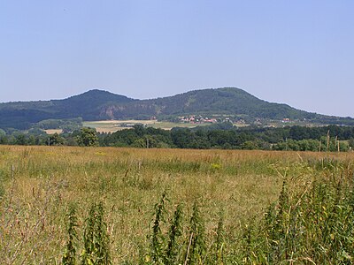 Monts Slavíček (535 m) et Tisový (540 m).