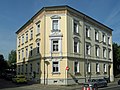 Mietshaus in offener Bebauung in Ecklage