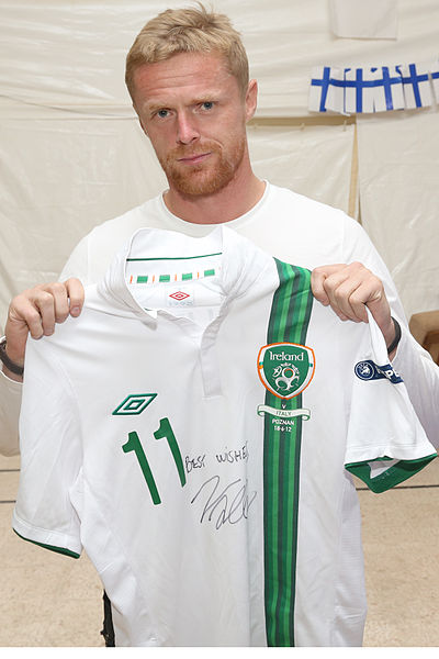 File:Damien Duff and his brother Sergeant Gerry Duff visit the troops of the Irish 106 Battalion in Tibnine Lebanon (7514324536).jpg