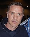 Devon Sawa interpreta Robbie Nelson