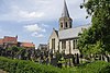 Kerkhof met oorlogsgedenkteken en grafmonumenten