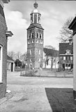 Exterieur vóór de restauratie van 1957 met de gotische vensters en een groot aantal zichtbare ankers in de toren (1941)