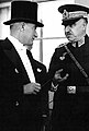 共和国成立後のケマル・アタテュルクとトルコ軍将校。フェス帽が廃止され、ケマルはシルクハット、軍人はつばつき軍帽を着用している。