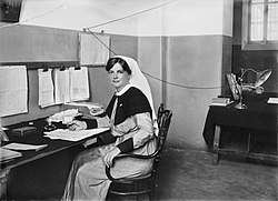 Vrchní sestra Wilsonová ve své kanceláři v Abbassii v Egyptě. 1916